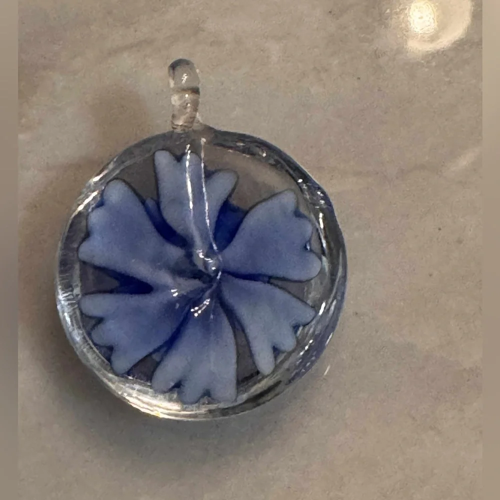 Ribbon necklace with floral glass pendant & comes with extra pendant - Picture 6 of 7
